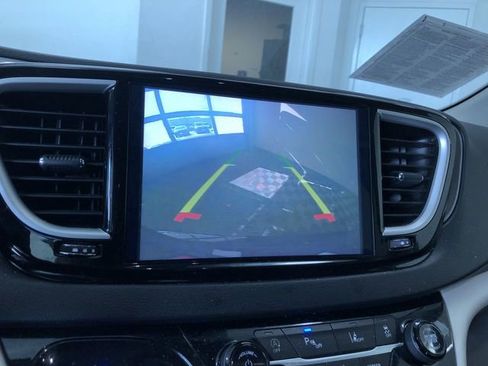 Used 2024 Chrysler Pacifica Touring-L FWD image 27
