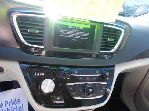 Used 2021 Chrysler Voyager Lxi image 13