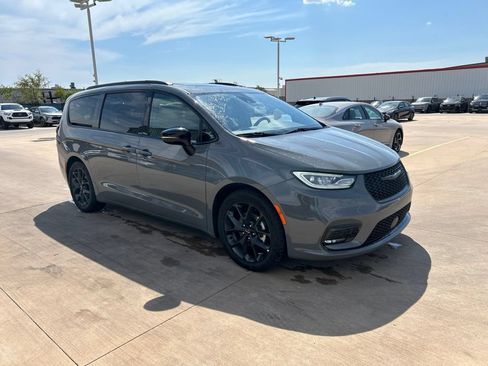 Used 2025 Chrysler Pacifica Limited FWD image 4