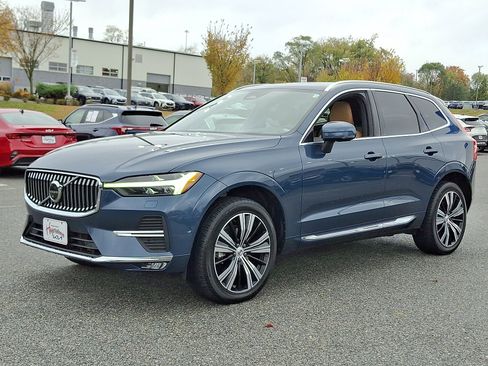 Used 2023 Volvo XC60 B5 Ultimate w/ Climate Package image 3