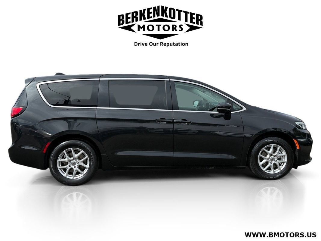 Used 2024 Chrysler Pacifica Touring-L FWD image 2