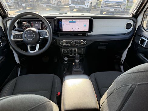 Used 2025 Jeep Wrangler Sahara image 13