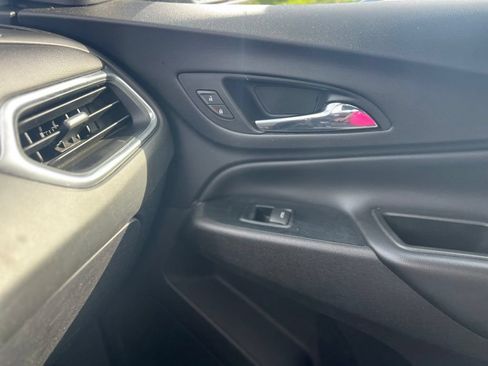 Used 2018 Chevrolet Equinox LT FWD image 16
