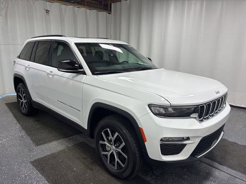 Used 2025 Jeep Grand Cherokee Limited image 3