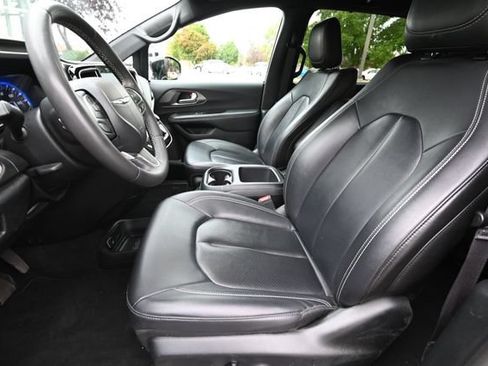 Used 2025 Chrysler Pacifica Select FWD image 10