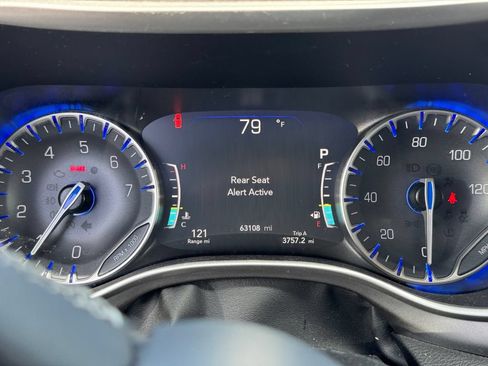 Used 2023 Chrysler Pacifica Touring-L FWD image 25