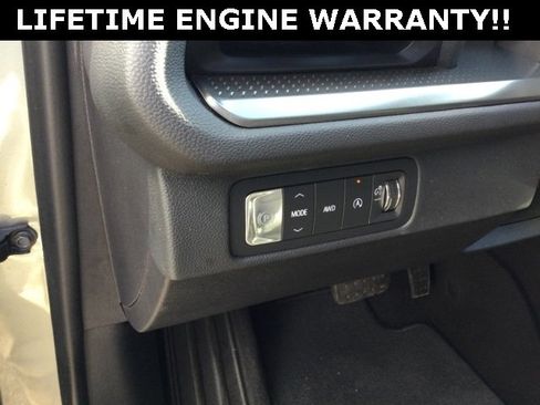 Used 2025 Chevrolet Traverse LT image 13