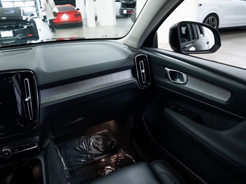 Used 2024 Volvo XC40 B5 Plus image 11