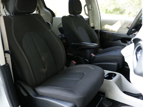 Used 2023 Chrysler Voyager LX FWD image 28