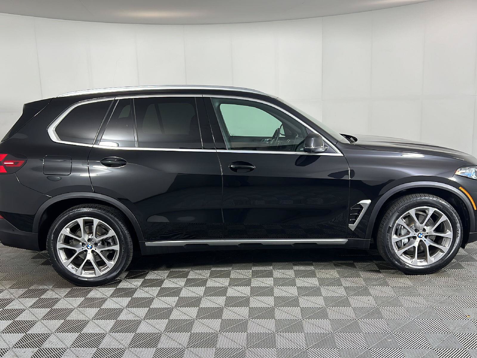 Used 2025 BMW X5 xDrive40i w/ Premium Package AWD/4WD image 9