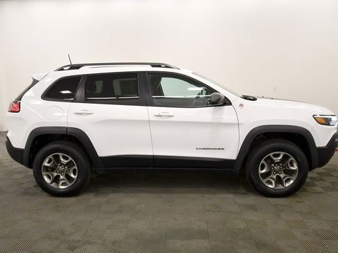 Used 2019 Jeep Cherokee Trailhawk w/ Cold Weather Group image 9