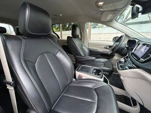 Certified 2023 Chrysler Pacifica Touring-L FWD image 33