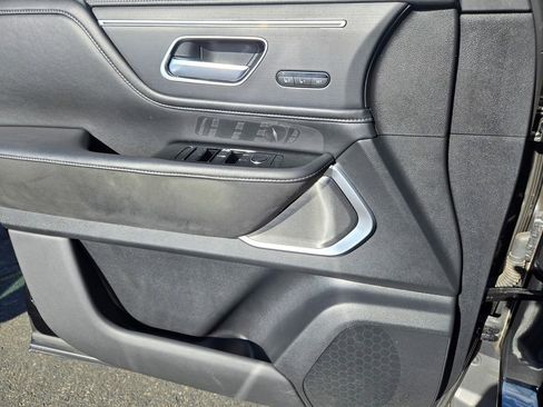 Used 2025 INFINITI QX80 Sensory image 16