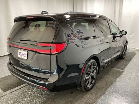 New 2025 Chrysler Pacifica Limited FWD image 4