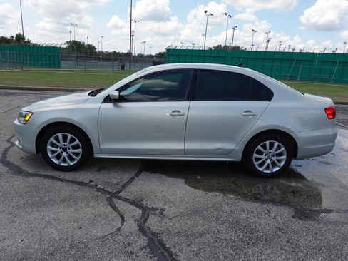 Used 2011 Volkswagen Jetta SE FWD image 3