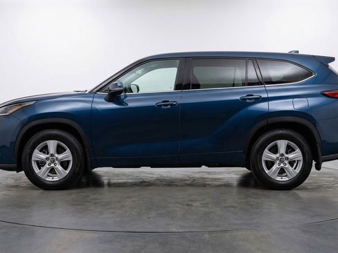 Used 2025 Toyota Highlander LE image 5