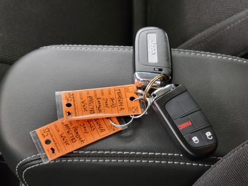 Used 2023 Jeep Renegade Latitude AWD/4WD image 86