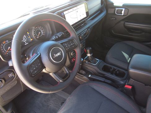 Used 2024 Jeep Wrangler Unlimited Rubicon w/ Technology Group image 15