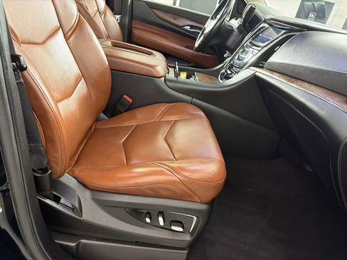 Used 2018 Cadillac Escalade Luxury AWD/4WD image 23