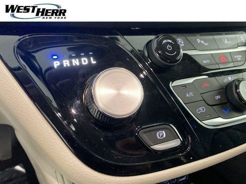 Used 2023 Chrysler Pacifica Limited FWD image 32