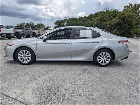 Used 2020 Toyota Camry LE FWD image 3