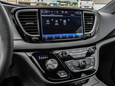 Used 2025 Chrysler Pacifica Select image 32