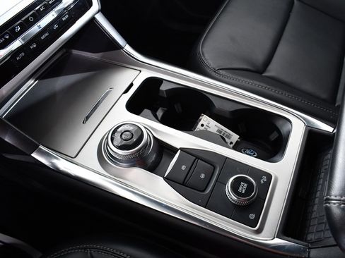 Used 2022 Ford Explorer XLT w/ Equipment Group 202A image 31