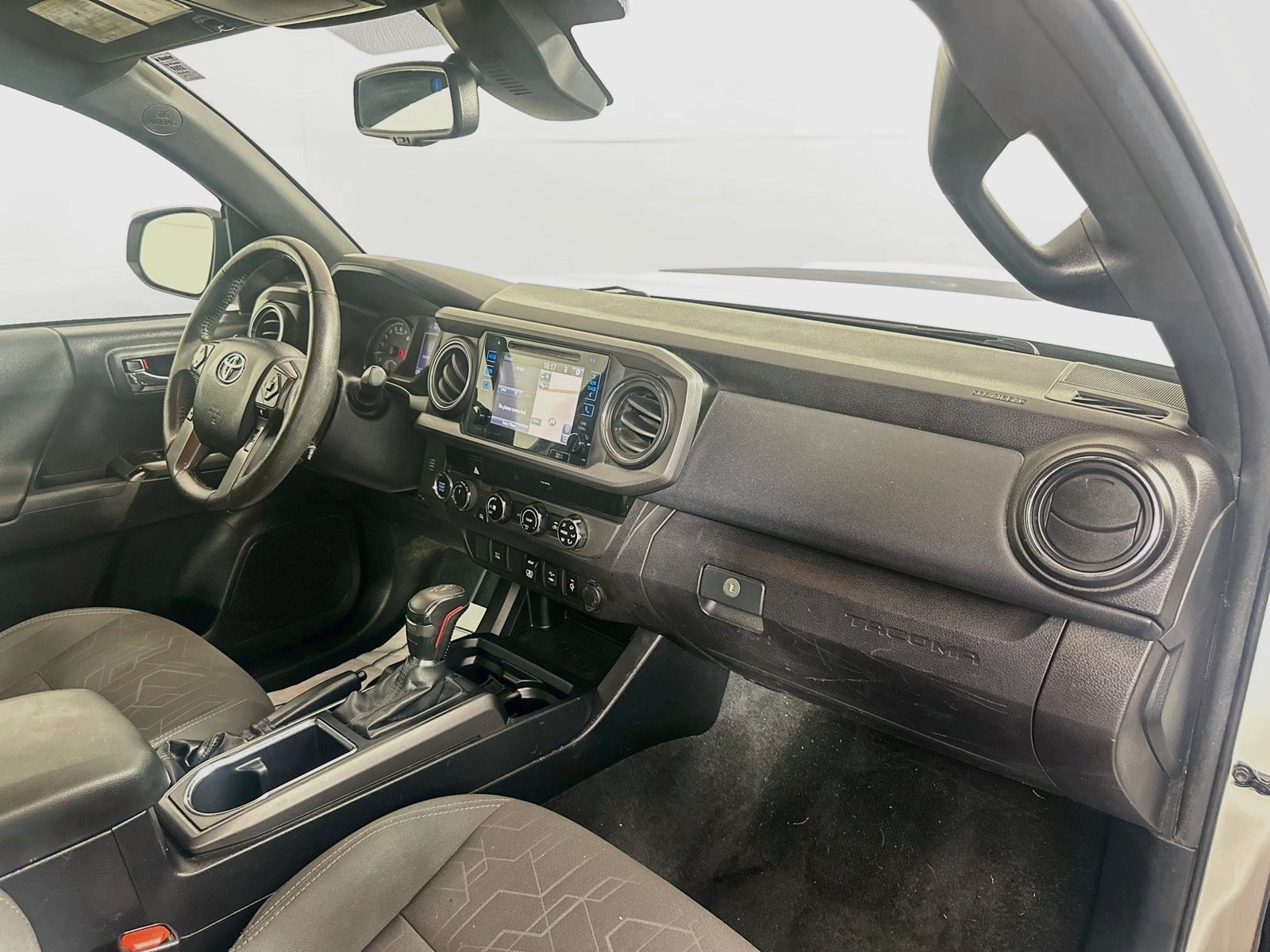 Used 2018 Toyota Tacoma TRD Sport AWD/4WD image 27