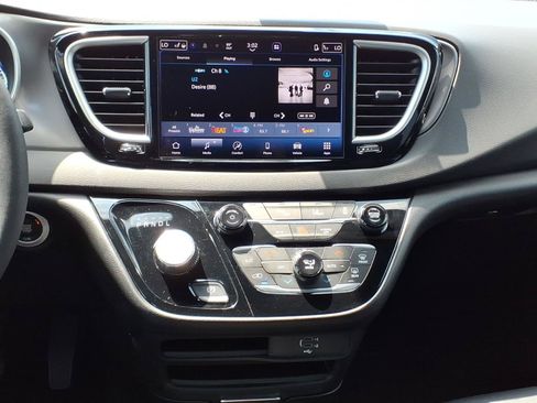 Used 2026 Chrysler Pacifica Select FWD image 13