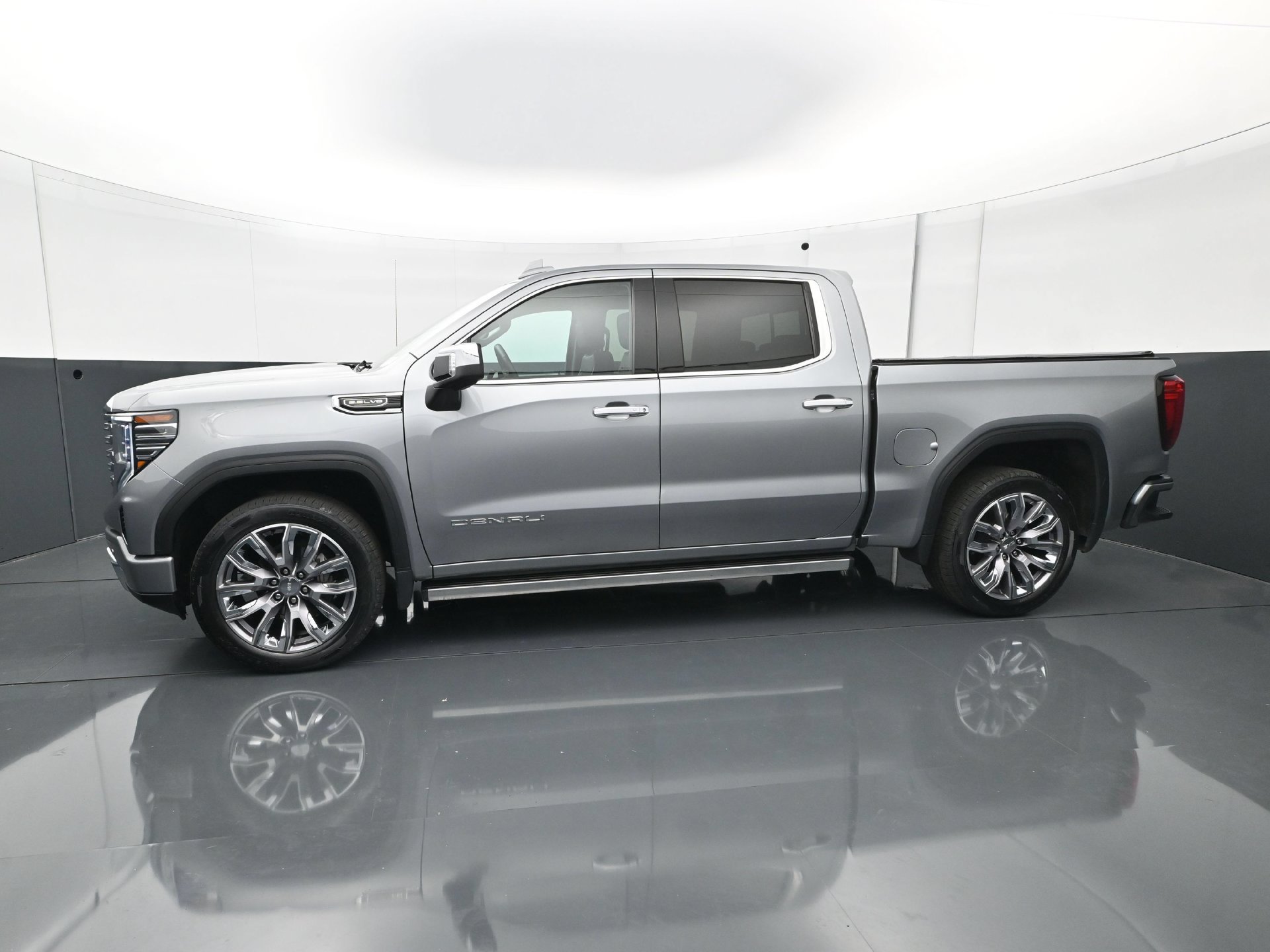 Used 2023 GMC Sierra 1500 Denali w/ Denali Reserve Package AWD/4WD image 3