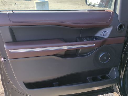 Used 2024 Ford Expedition Limited image 15