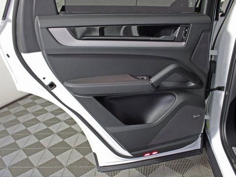 Certified 2025 Porsche Cayenne image 29
