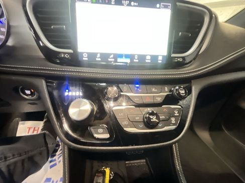 Used 2025 Chrysler Pacifica Limited image 19