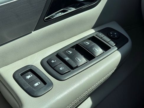 Used 2010 Volkswagen Routan SEL FWD image 34