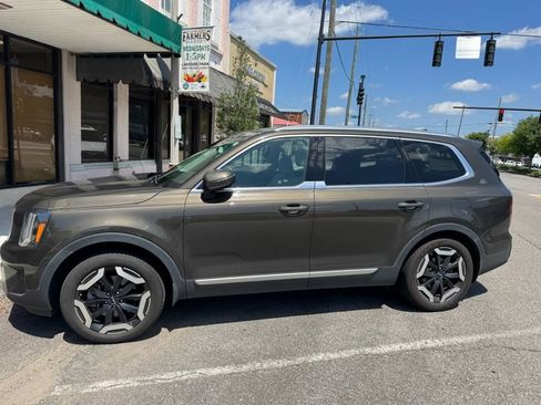 Used 2023 Kia Telluride EX w/ EX Captain's Chair Package FWD image 2