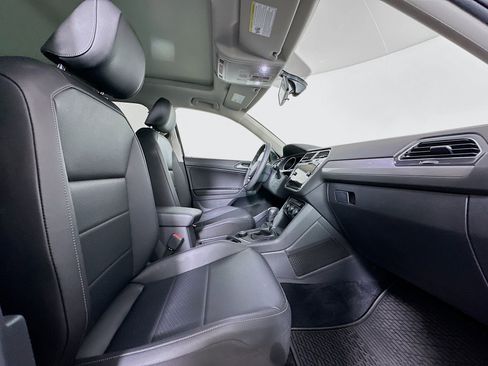 Used 2020 Volkswagen Tiguan SE w/ Panoramic Sunroof Package image 31