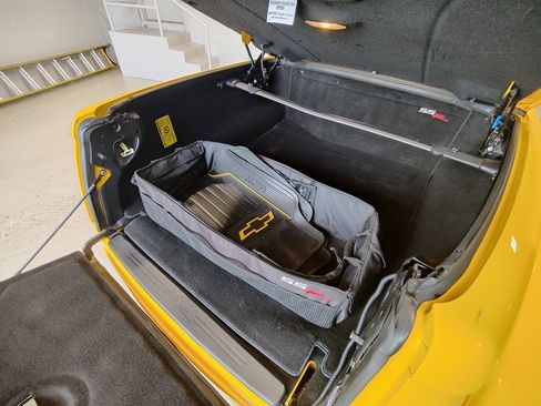 Used 2004 Chevrolet SSR w/ Preferred Equipment Group RWD image 11