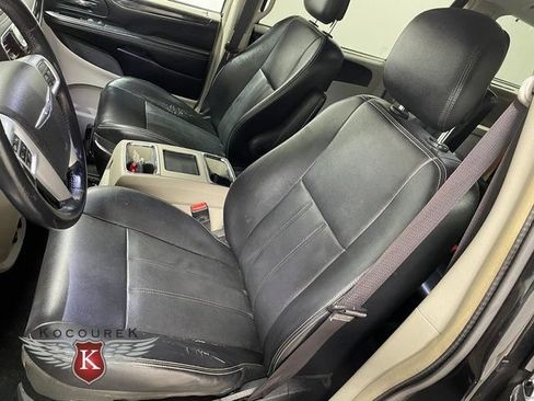 Used 2015 Chrysler Town & Country Touring FWD image 13