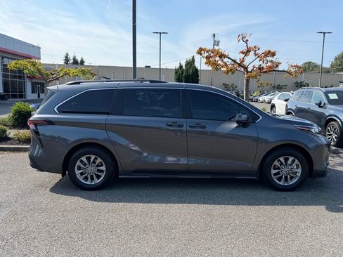 Used 2025 Toyota Sienna LE w/ LE Plus Package FWD image 5