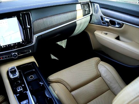 Used 2023 Volvo V90 B6 Cross Country Ultimate image 27