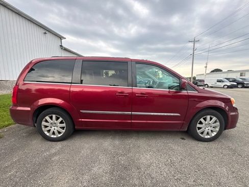 Used 2014 Chrysler Town & Country Touring FWD image 6