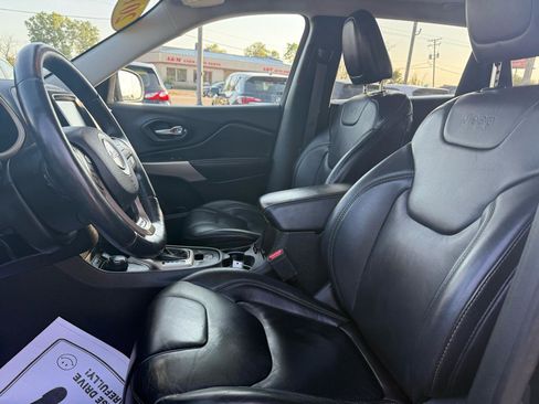 Used 2017 Jeep Cherokee Limited image 8