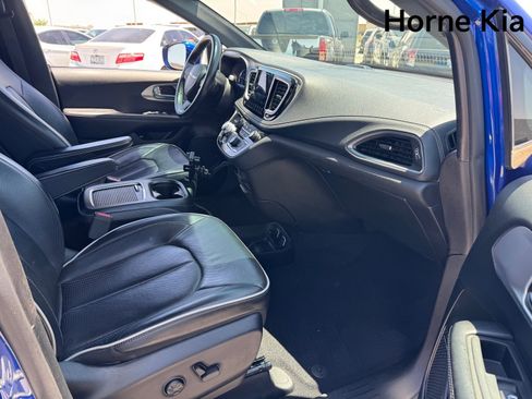 Used 2019 Chrysler Pacifica Limited w/ Advanced Safetytec Group FWD image 26