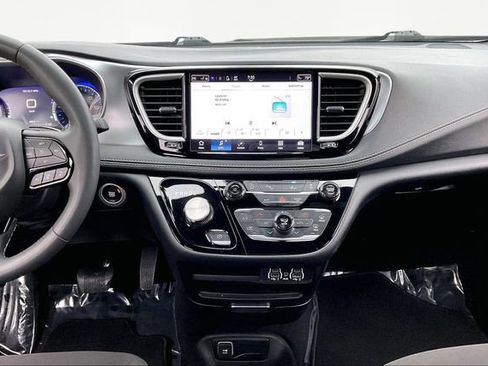 Used 2023 Chrysler Pacifica Touring image 9