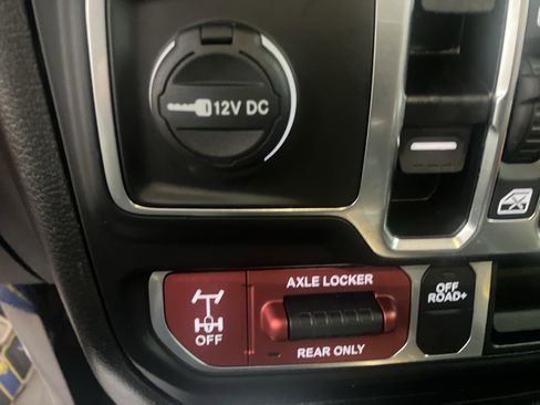 Used 2023 Jeep Gladiator Mojave w/ Cold Weather Group image 28