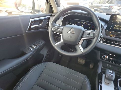 Used 2025 Mitsubishi Outlander SE image 9