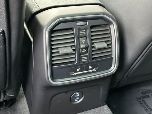 Used 2025 Porsche Macan image 14