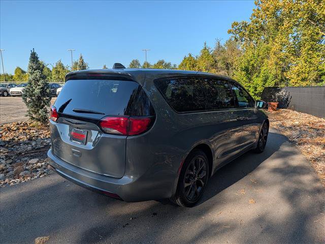 Used 2020 Chrysler Pacifica Touring w/ S Appearance Package FWD image 5