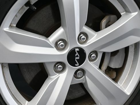 Used 2023 Kia Sorento LX image 41