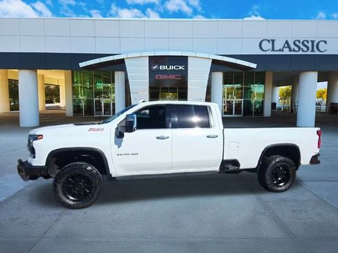 Used 2025 Chevrolet Silverado 3500 LTZ w/ LTZ Premium Package image 4